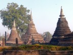 Wat Mahathat chedis.JPG (131 KB)
